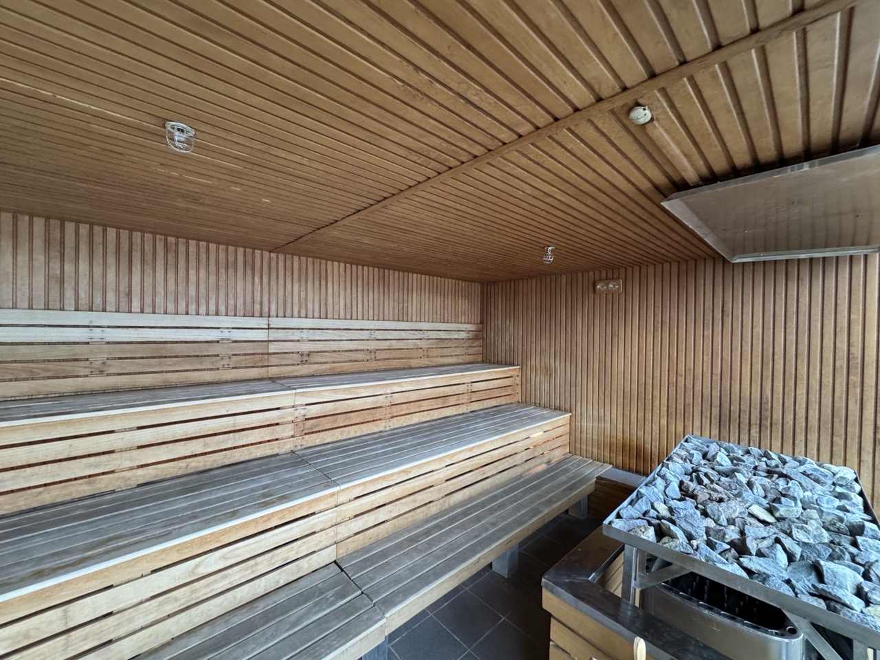 Sauna commercial – Bota Bota
Rénovation complète avec isolation performante, finitions bois haut de gamme et design noir mat avec éclairage LED.
